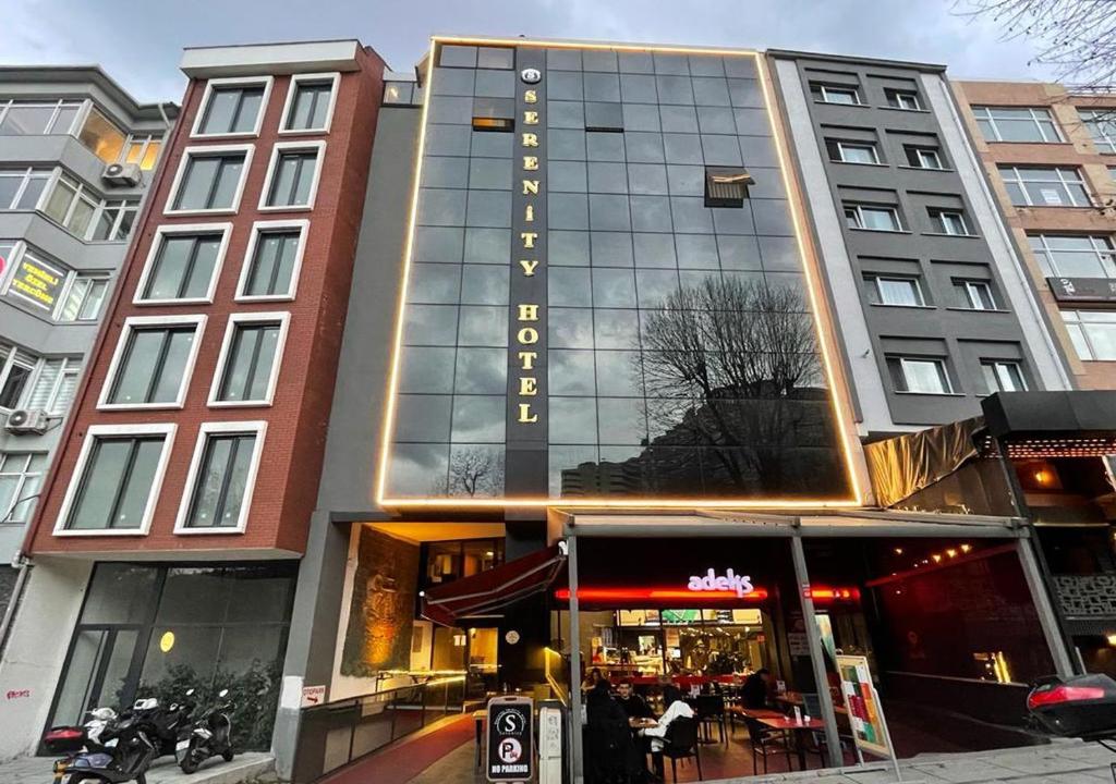 Beşiktaş Serenity Hotel في إسطنبول: مبنى على شارع المدينة فيه محل