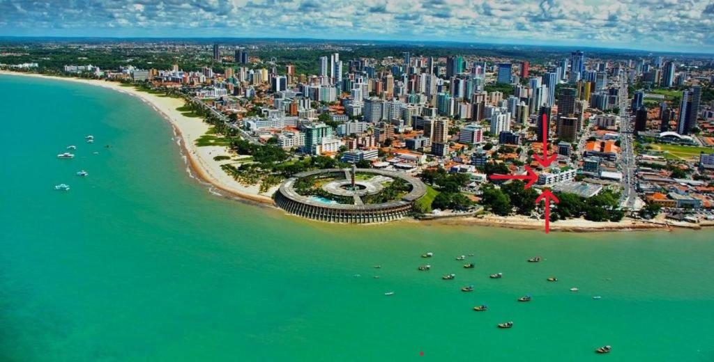 uma vista aérea de uma cidade e de uma praia em Apart-Hotel em Tambaú - Super Central com Vista Mar - Ap.113 em João Pessoa