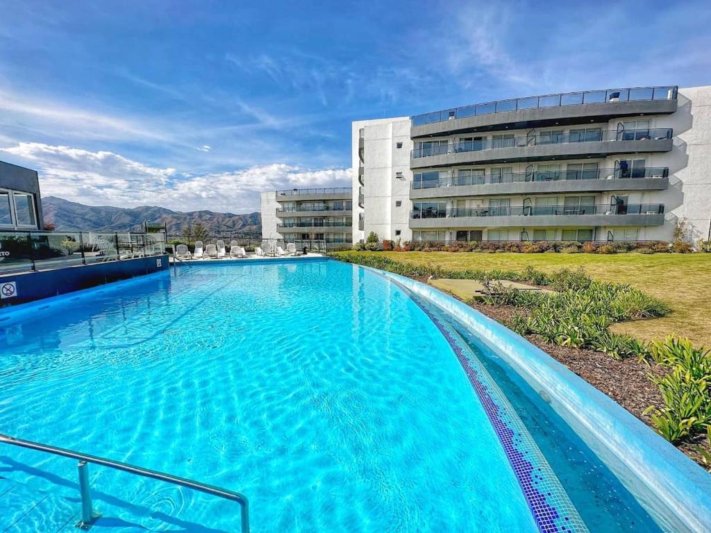 a large swimming pool in front of a building at Departamento Veneto Village - B in Villa Parque Siquiman