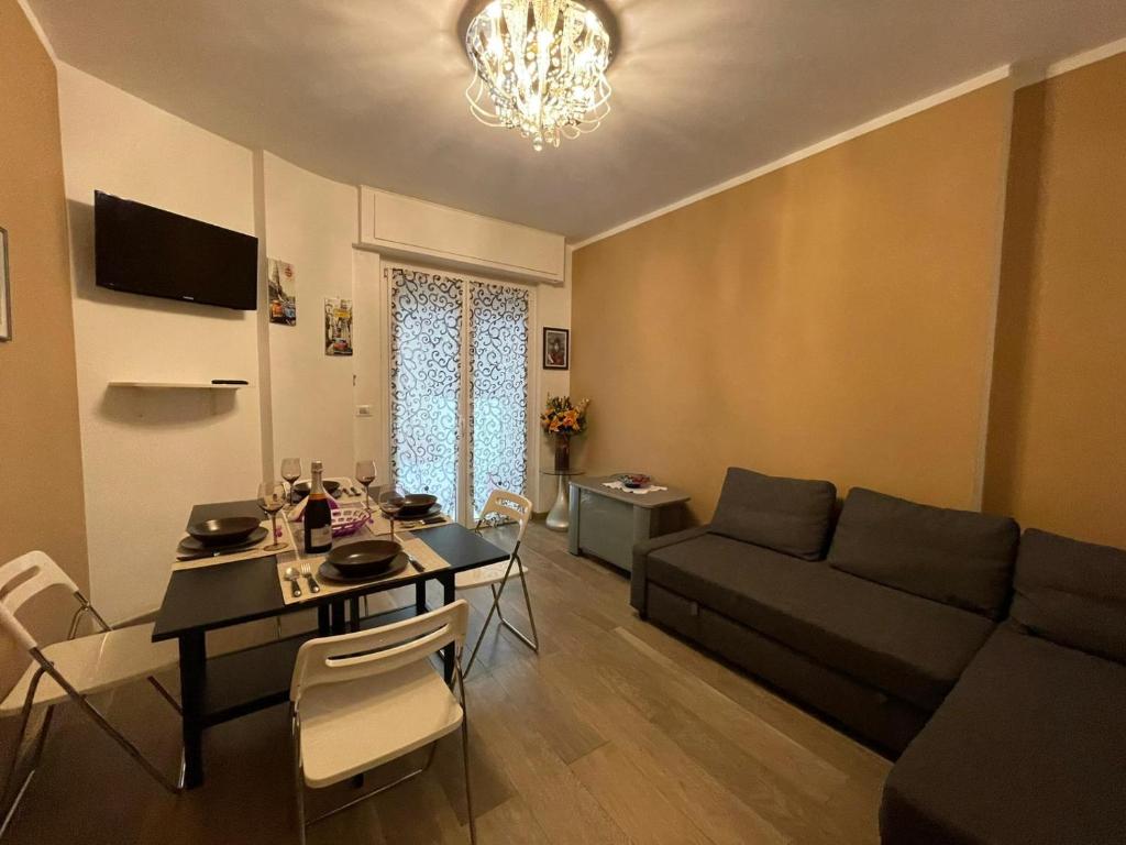 een woonkamer met een bank en een tafel bij Giò Home - A 7 Minuti Dal Centro Di Sanremo in Sanremo