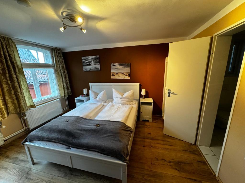 a bedroom with a large bed in a room at Lucia's ElbHotelchen in Lauenburg