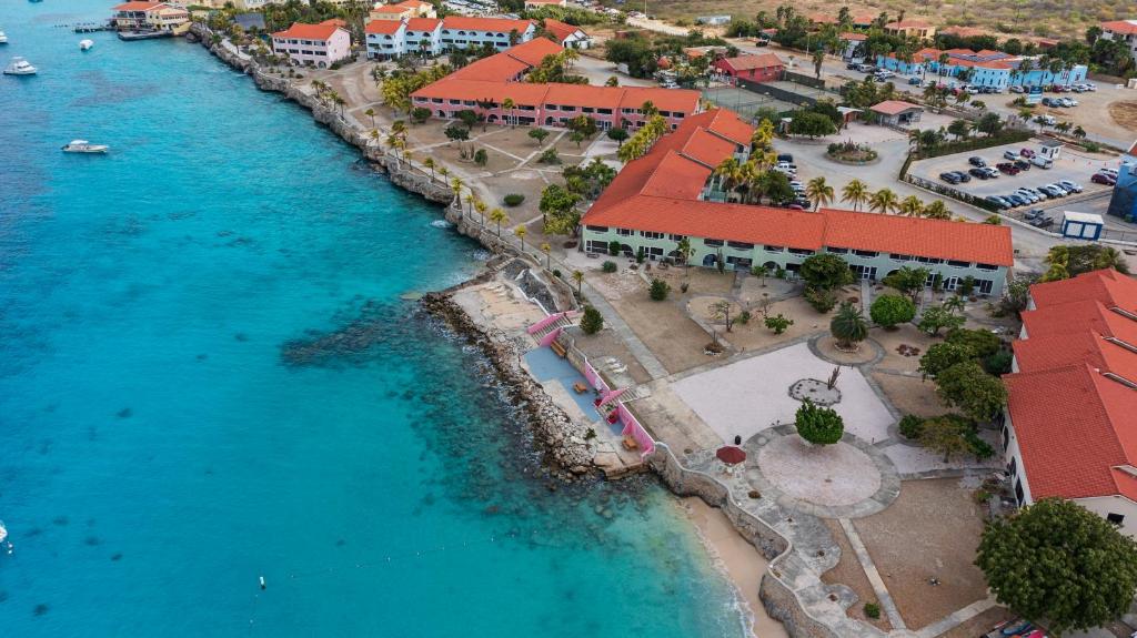 una vista aérea de un complejo situado junto a un cuerpo de agua en Sand Dollar Bonaire en Kralendijk
