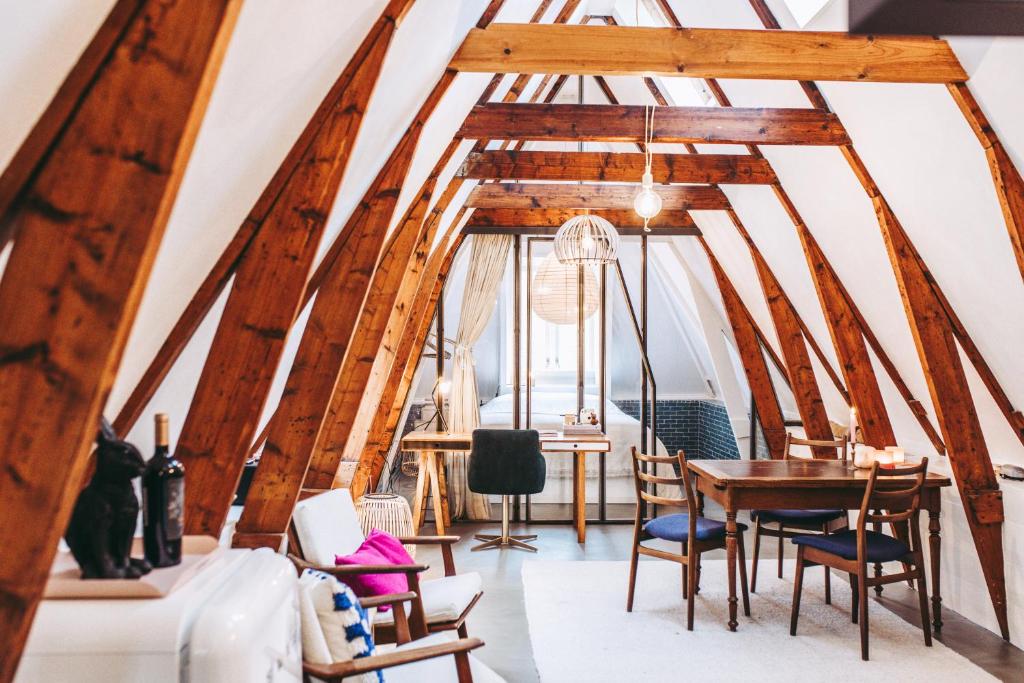 フローニンゲンにあるB&B Holmの木製の梁、テーブルと椅子が備わる客室です。