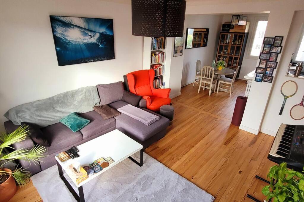 un salon avec un canapé et une table dans l'établissement T2 vue Cathédrale de Nantes, à Nantes