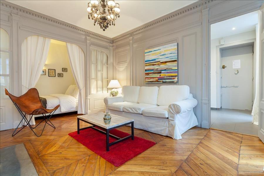 ein Wohnzimmer mit einem weißen Sofa und einem Tisch in der Unterkunft Colombe - Location T2 - Lyon 2 in Lyon