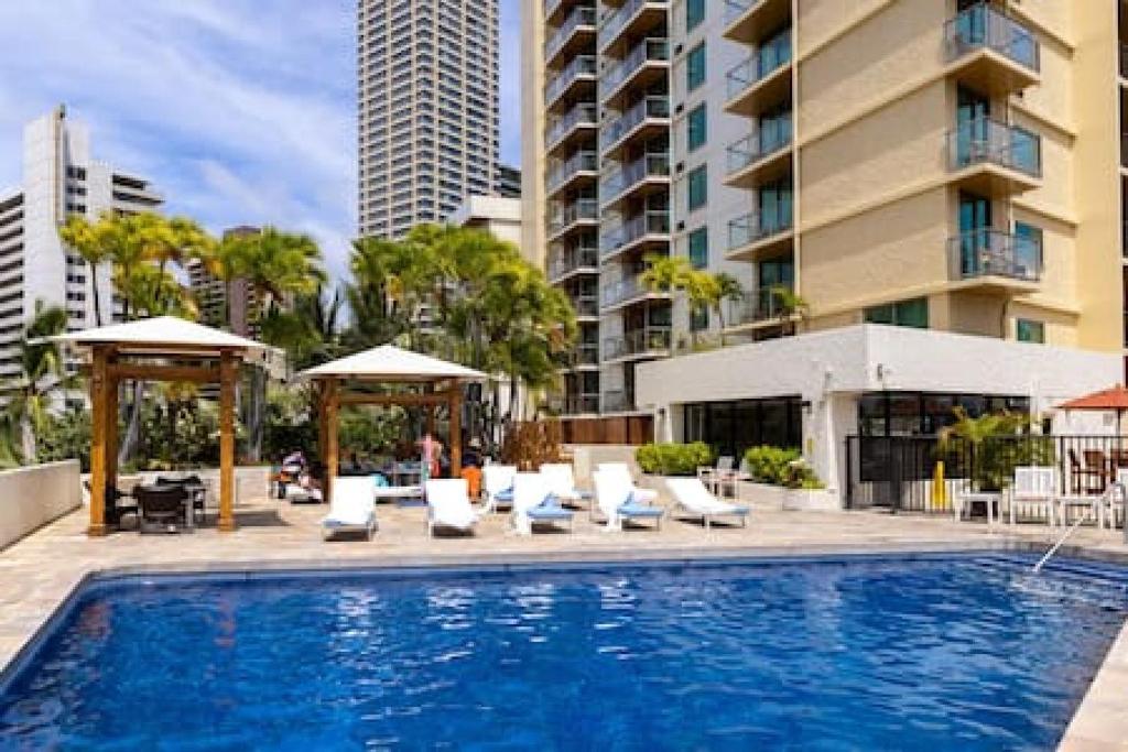 Bazén v ubytování Minutes to Beach Pool Gym WFH Station Lanai nebo v jeho okolí