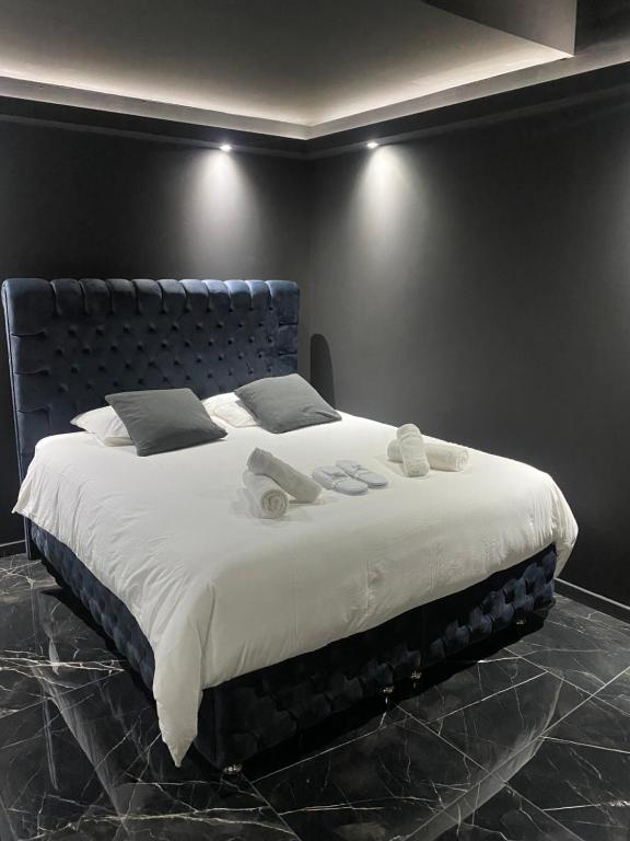 Ένα ή περισσότερα κρεβάτια σε δωμάτιο στο La Suite Prestige Jacuzzi,Sauna,Netflix,Disney