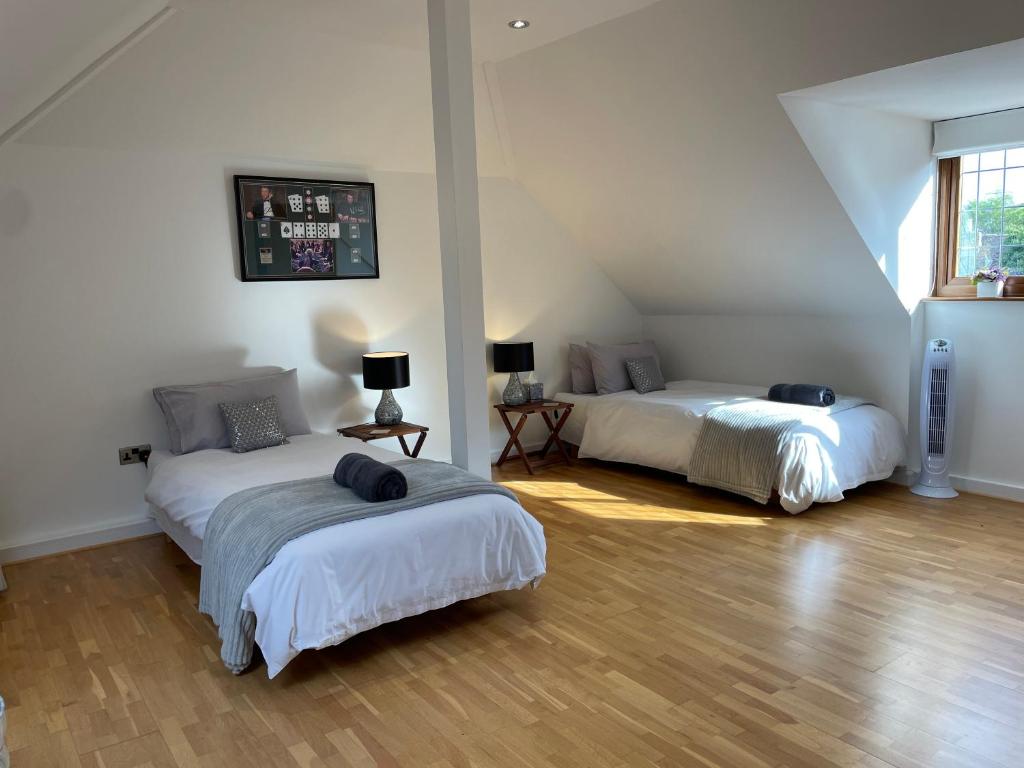 a bedroom with two beds in a attic at The Corner House in Rochester