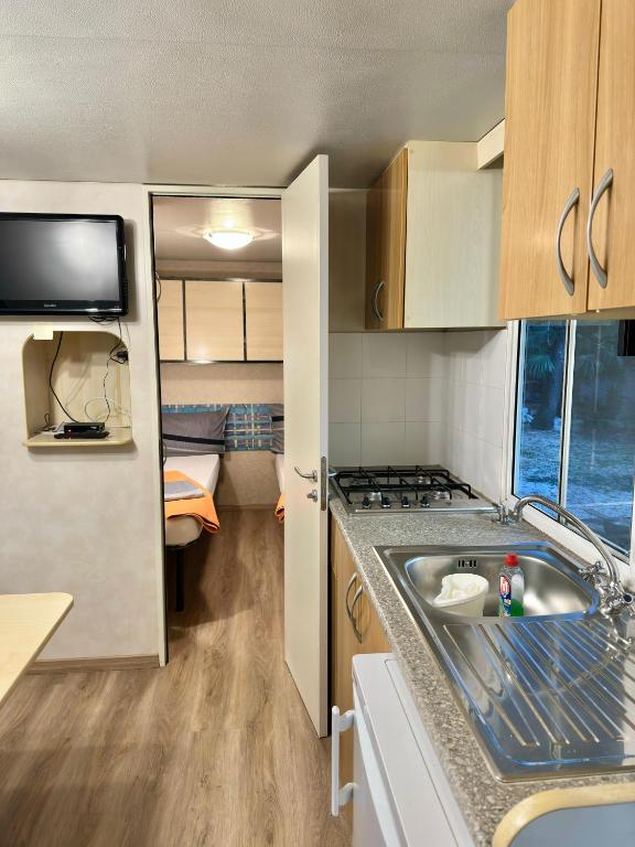 Kuchyňa alebo kuchynka v ubytovaní Kamp Slanik Mobile Homes