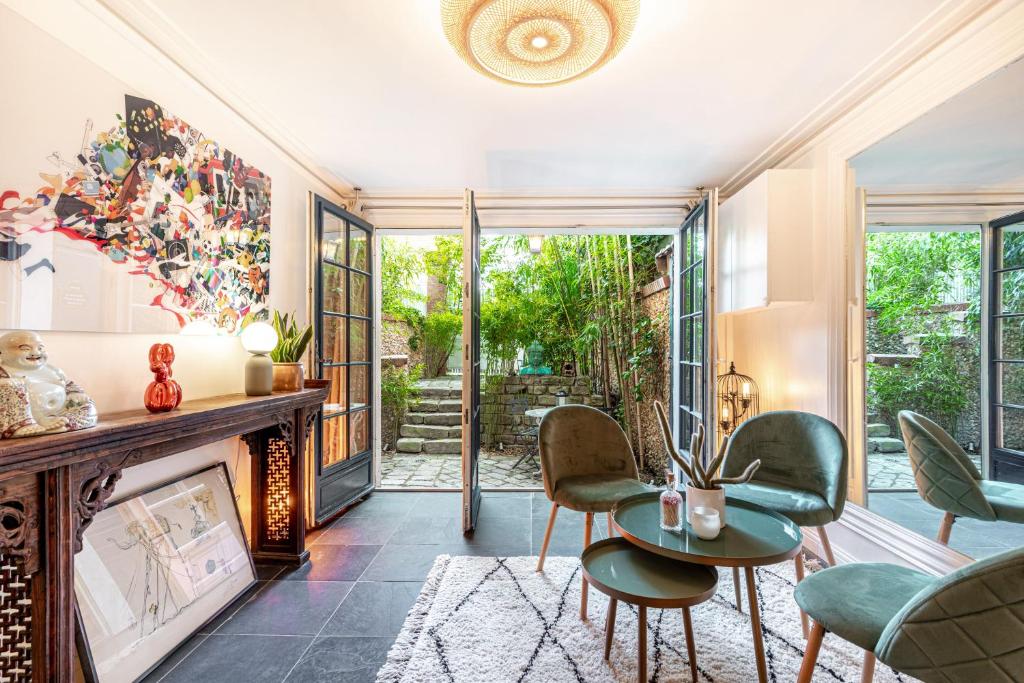 ムードンにあるChic Apartment South Paris • 90 m² up to 8 persons • Villa des Ammonitesのリビングルーム(暖炉、テーブル、椅子付)