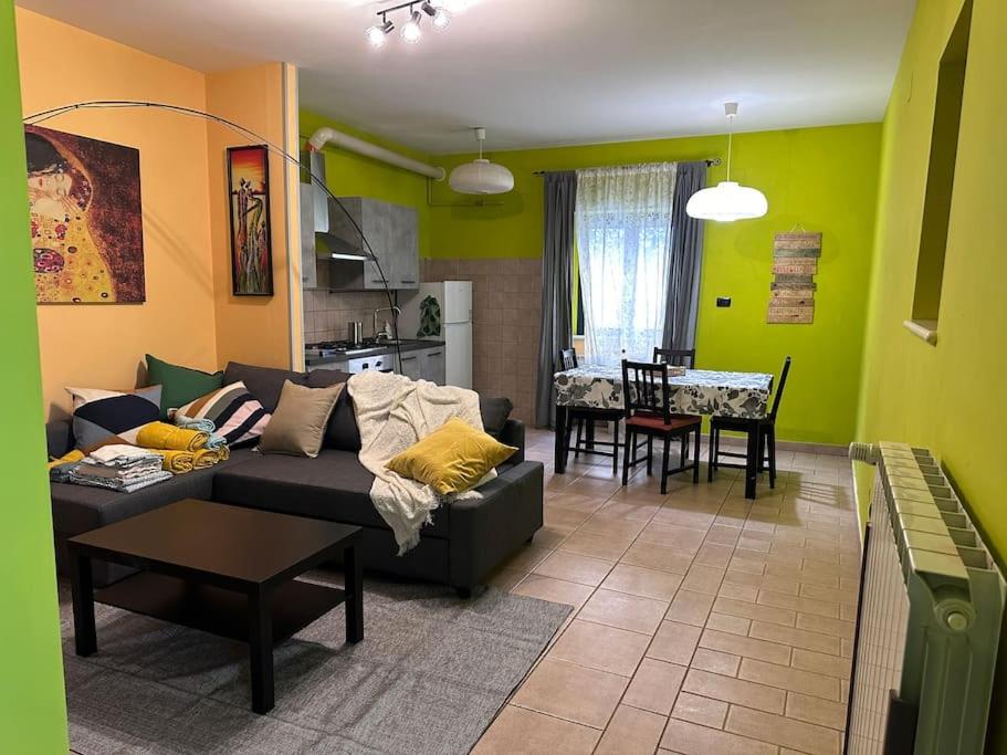 ein Wohnzimmer mit einem Sofa und einem Tisch in der Unterkunft Bengiorne! Casa vacanza Al Viale in Raiano