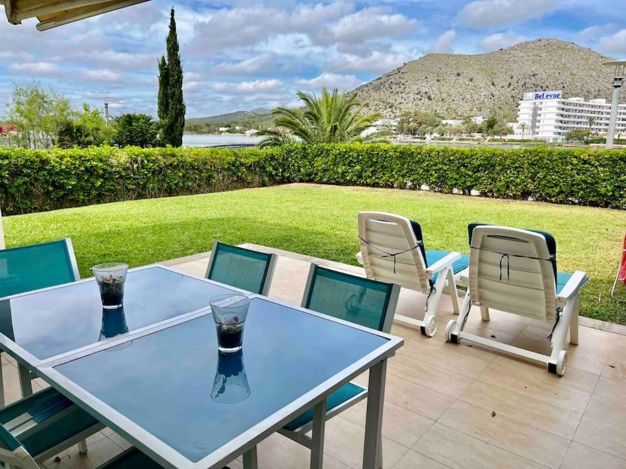 een tafel en stoelen op een terras bij Villa Dulce in Port d'Alcudia