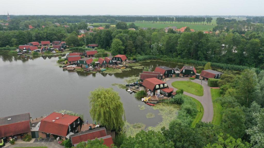 Lakeside Cottage De Rijd في Nieuwe-Niedorp: اطلالة جوية على قرية على بحيرة