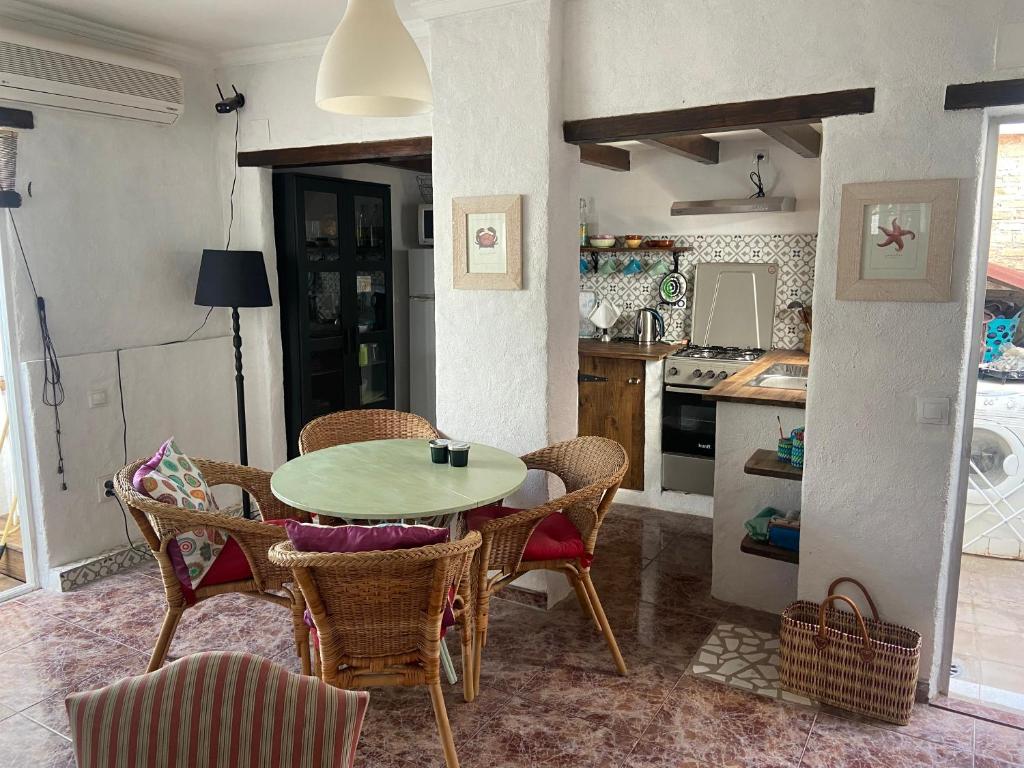 een eetkamer met een tafel en stoelen in een keuken bij Casa Las Cuevas in Málaga