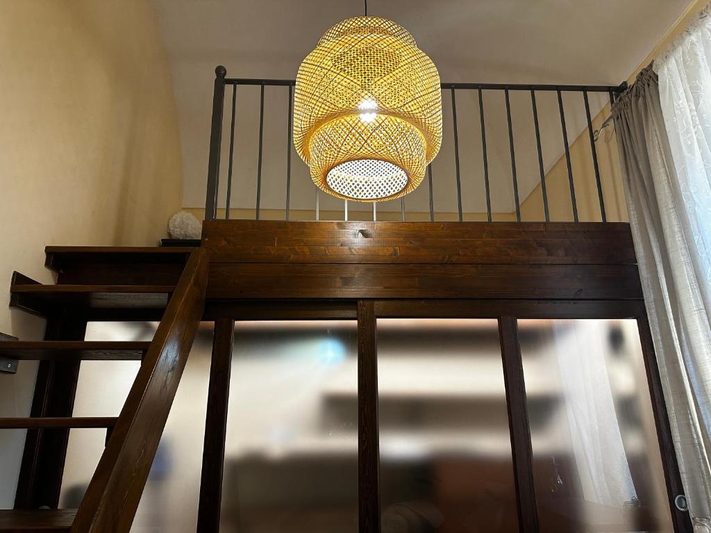 een kroonluchter die boven een trap in een kamer hangt bij Bengiorne! Casa Ginestra in Raiano