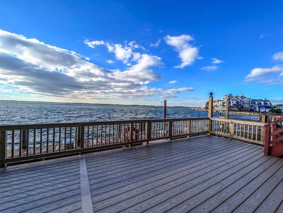una terraza de madera con vistas al agua en Stunning 2BR/2BA Bayfront Retreat, en Ocean City