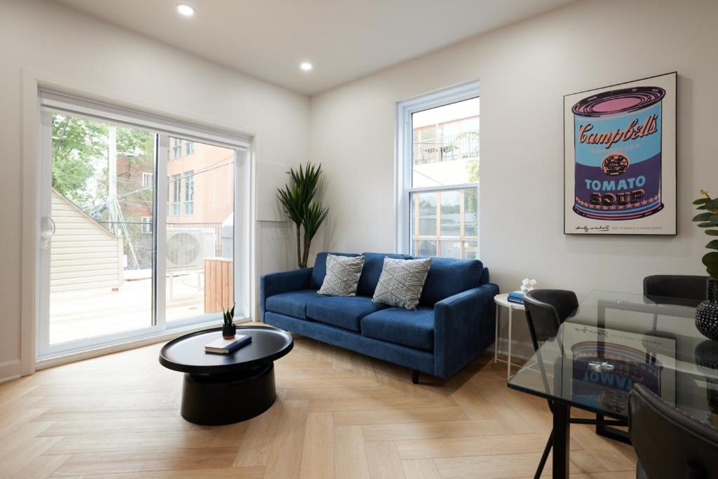 sala de estar con sofá azul y mesa en Chic 2 Bedroom apartment in Le Plateau by Denstays, en Montreal