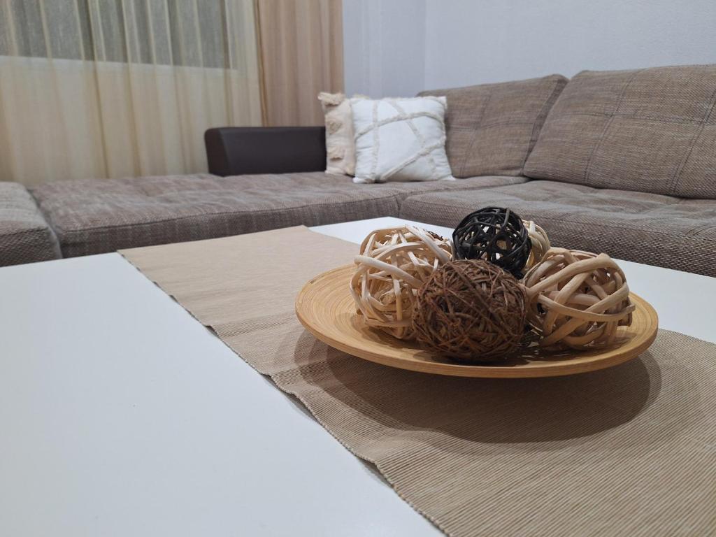une assiette de balles sur une table dans un salon dans l'établissement Danaya, à Petrich