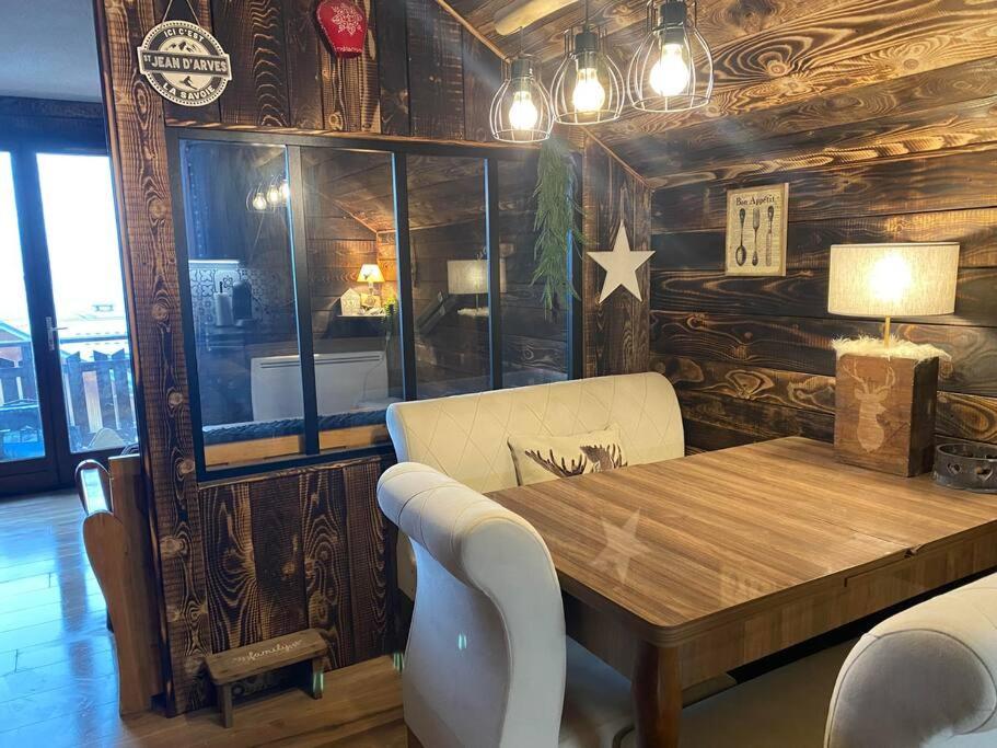 une salle à manger avec une table et des chaises en bois dans l'établissement vue splendide montagnes centre village pieds des pistes et remontées Mécaniques, à La Chal