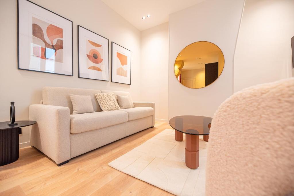 un salon avec un canapé et une table dans l'établissement Lovely Flat in the marais, à Paris