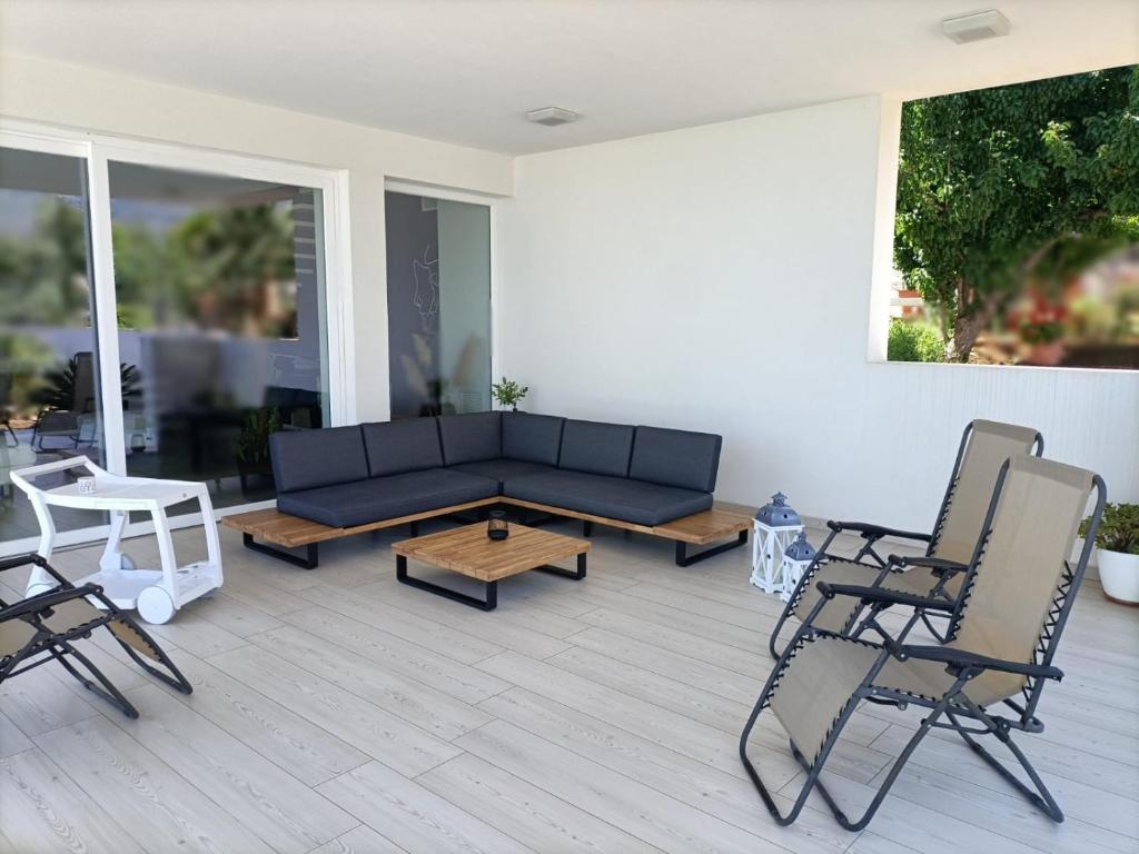 A seating area at Villa Flo