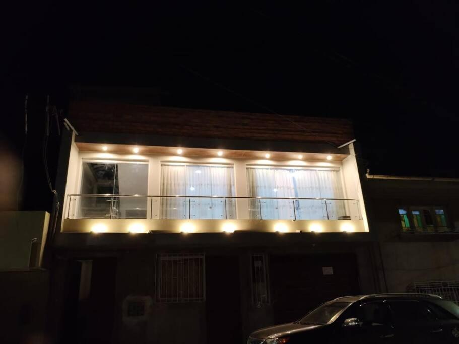 ワンカヨにあるDepartamento a 5 minutos del centro de Huancayoの夜の灯りを持つ家