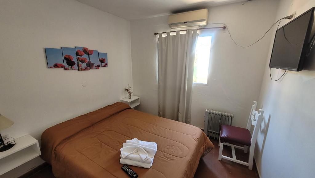 1 dormitorio con 1 cama en una habitación en Hotel Belgrano en Villa Carlos Paz
