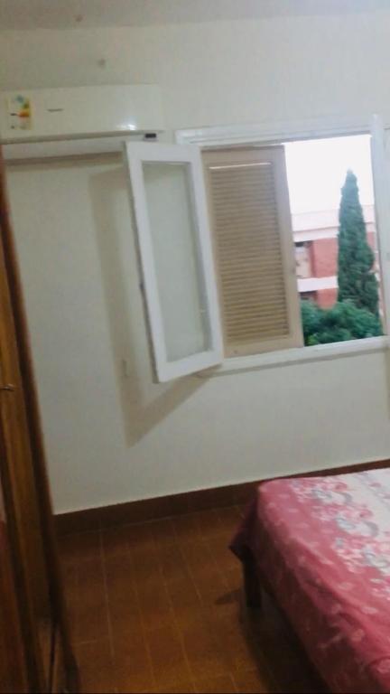 Postel nebo postele na pokoji v ubytování المعموره الشاطئ
