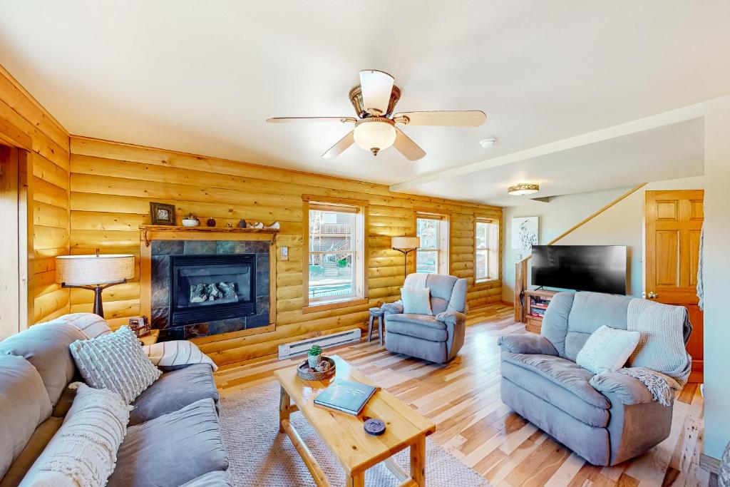 un soggiorno con divano e camino di The Harbor At Estes Park - Registration Number #6158 a Estes Park