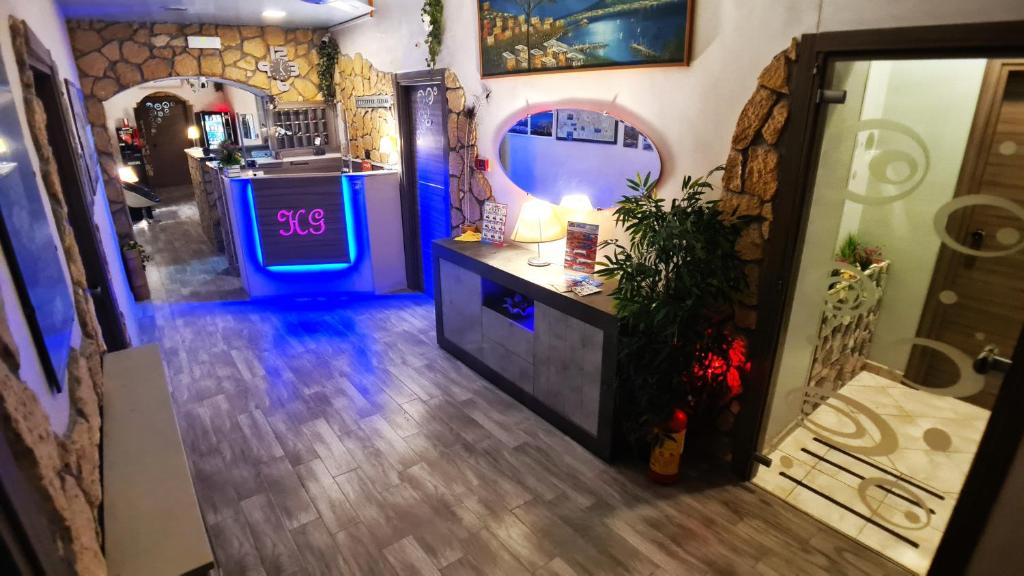 una stanza vuota con una pista da bowling blu di Hotel Ginevra a Napoli