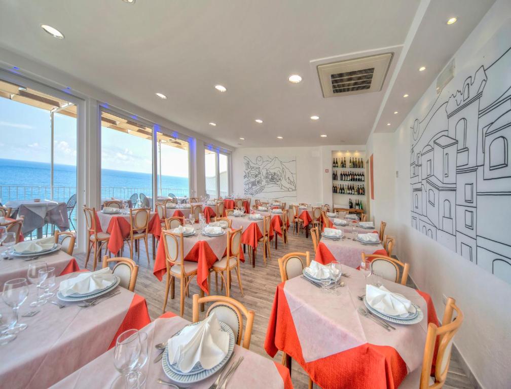 ห้องอาหารหรือที่รับประทานอาหารของ Room in BB - Ischia-Forio, in 4 under the sign of relaxation and well-being
