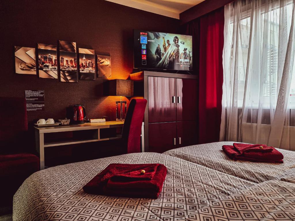 ハンブルクにあるホテル 108のベッドルーム1室(ベッド1台、壁掛けテレビ付)
