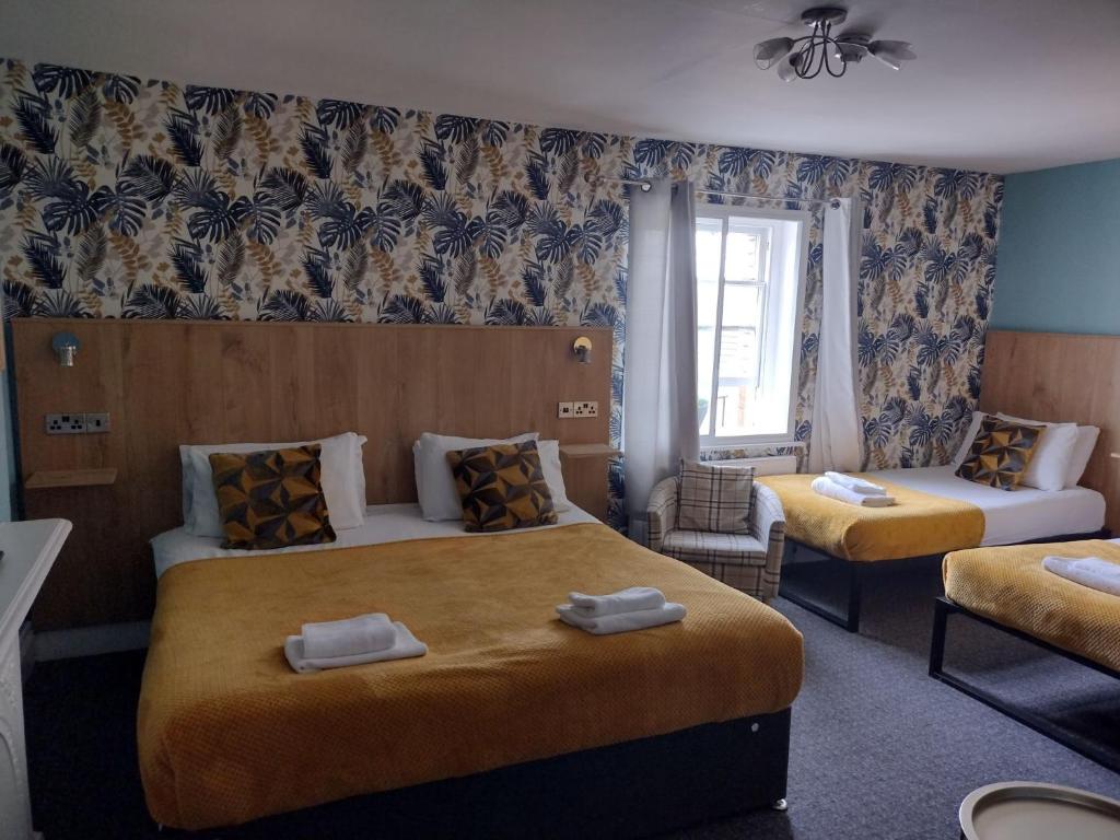 ein Hotelzimmer mit 2 Betten und einem Fenster in der Unterkunft The Crown Inn - By Whitney Inns in Keynsham