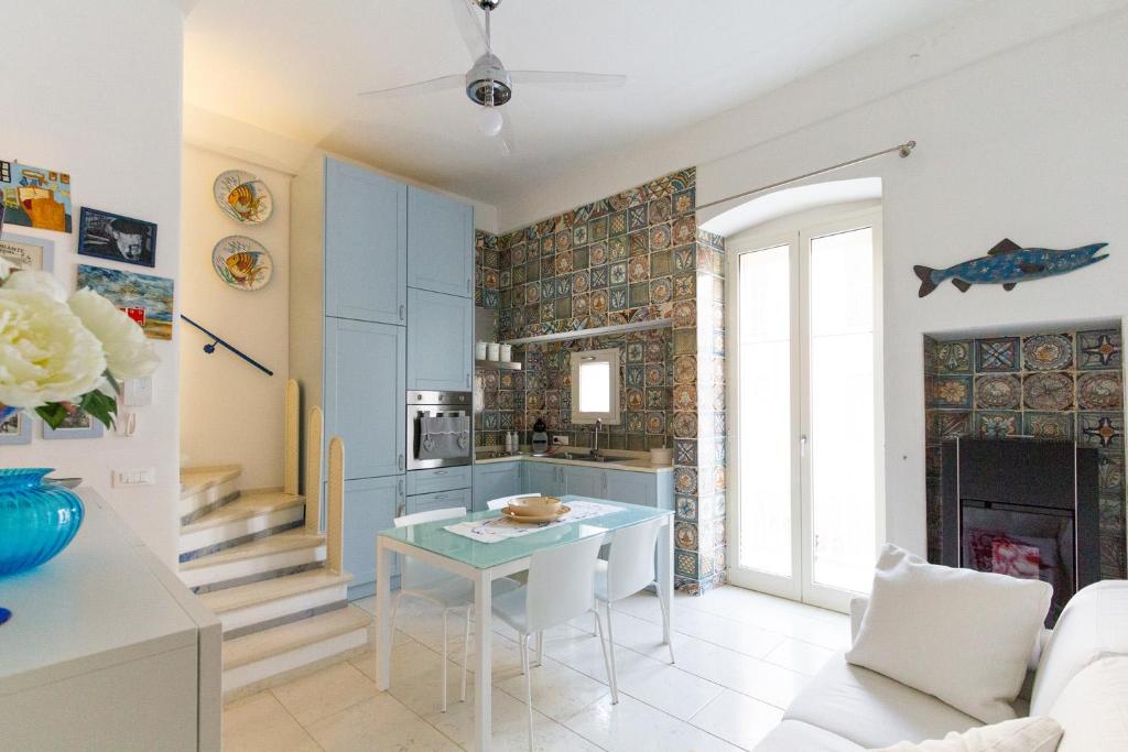 een keuken met blauwe kasten en een tafel bij Casa Cuore di Nonna in Savelletri di Fasano