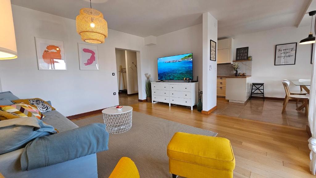 TV a/nebo společenská místnost v ubytování Apartment Bluemare with shared pool