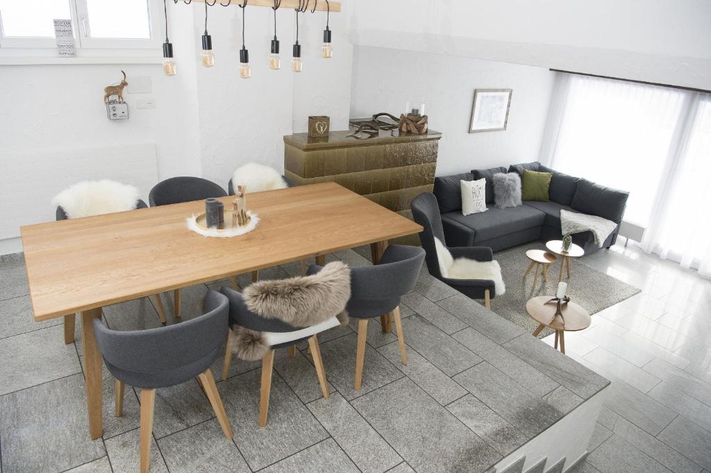Posezení v ubytování Ferienwohnung Canols für 6 Personen Valbella-Lenzerheide