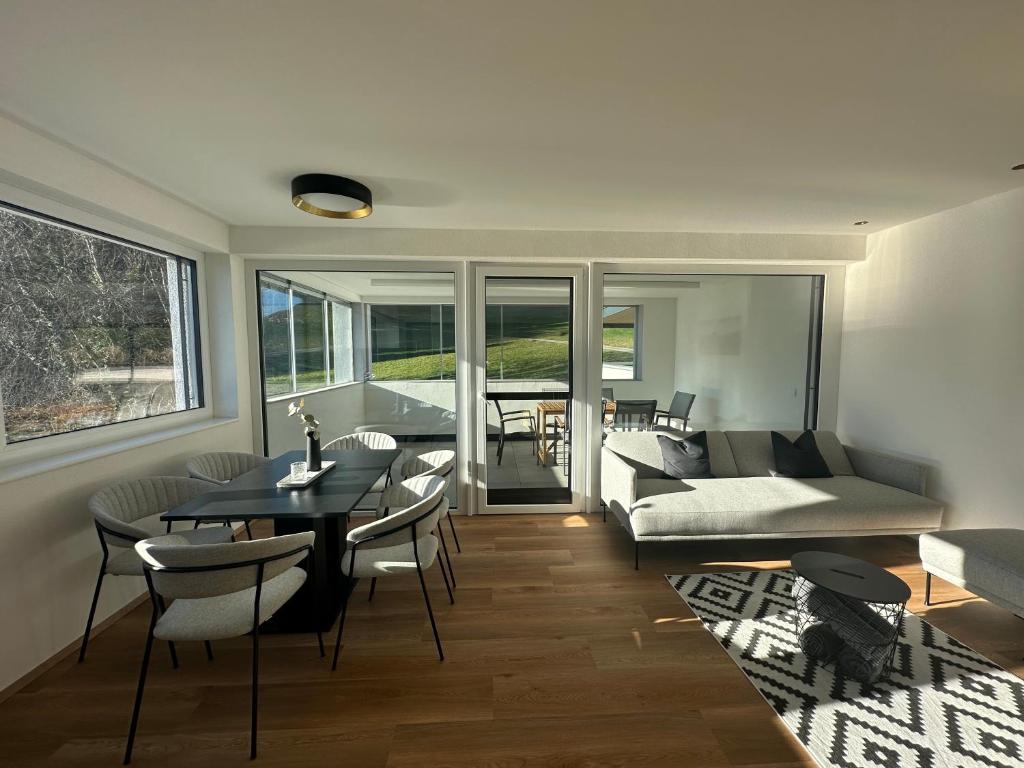 een woonkamer met een tafel en stoelen bij Apartment Bloserberg in Thüringen