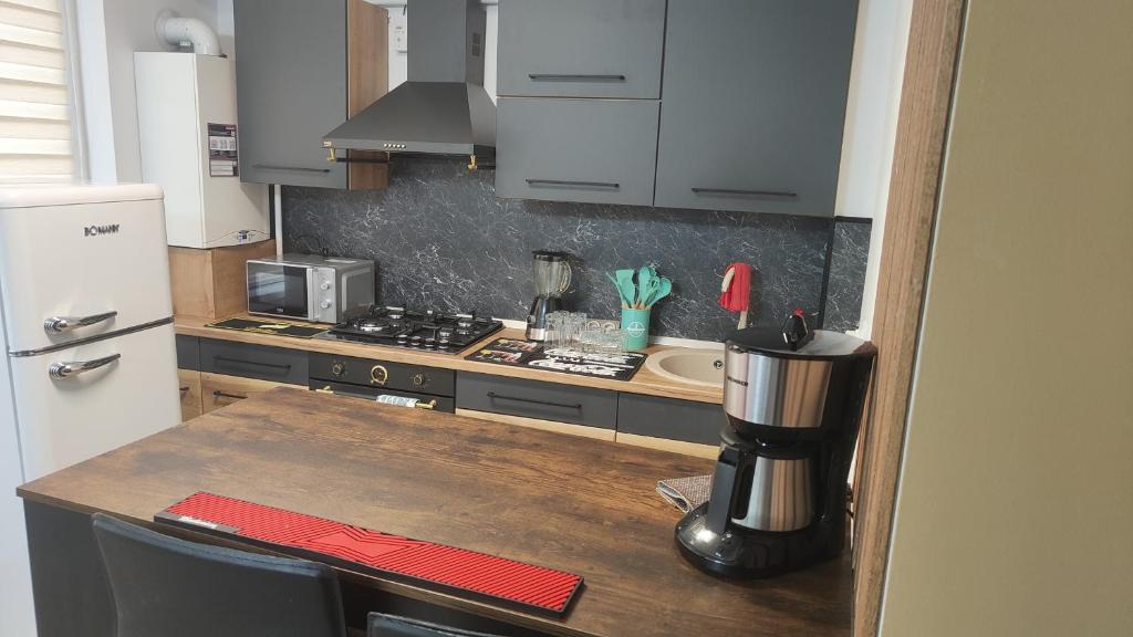 - une cuisine avec un comptoir et une cafetière dans l'établissement StudioConfort, à Braşov