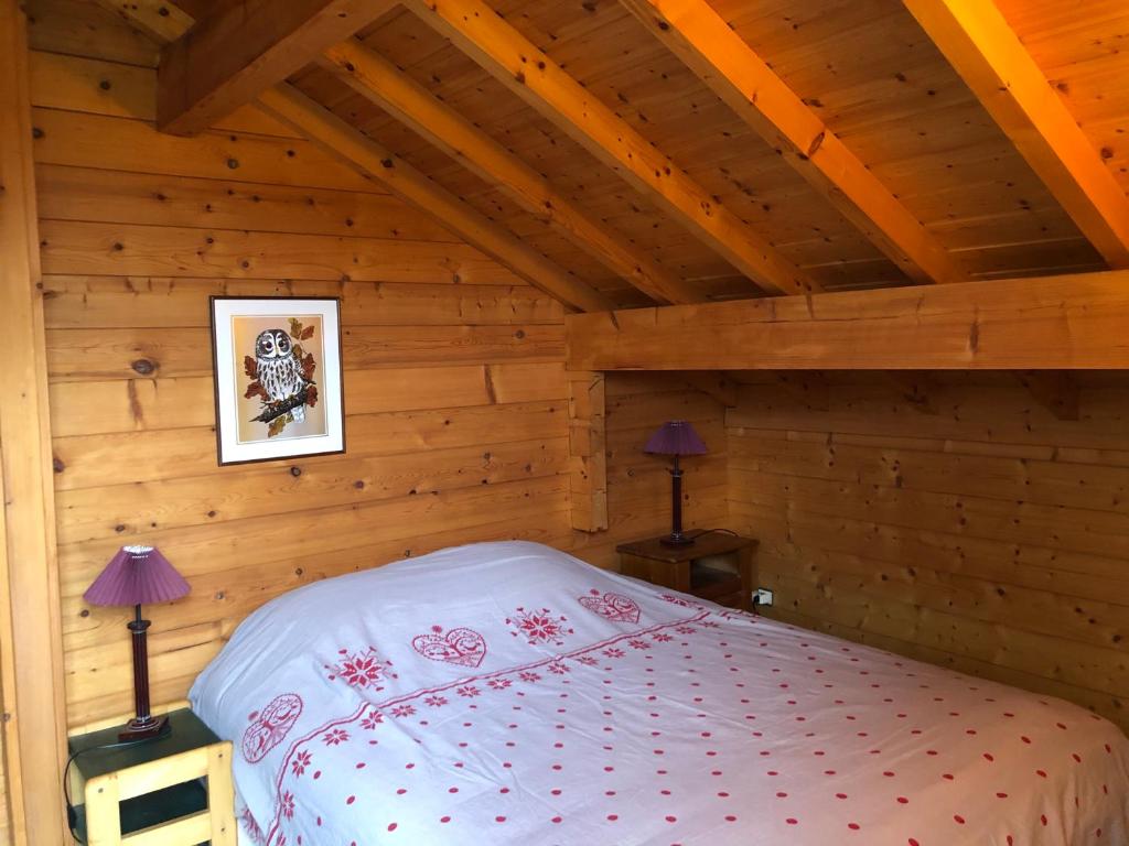 1 dormitorio con 1 cama en una cabaña en Chalet de charme aux Carroz d'Arrâches-Flaines en Les Carroz d'Araches