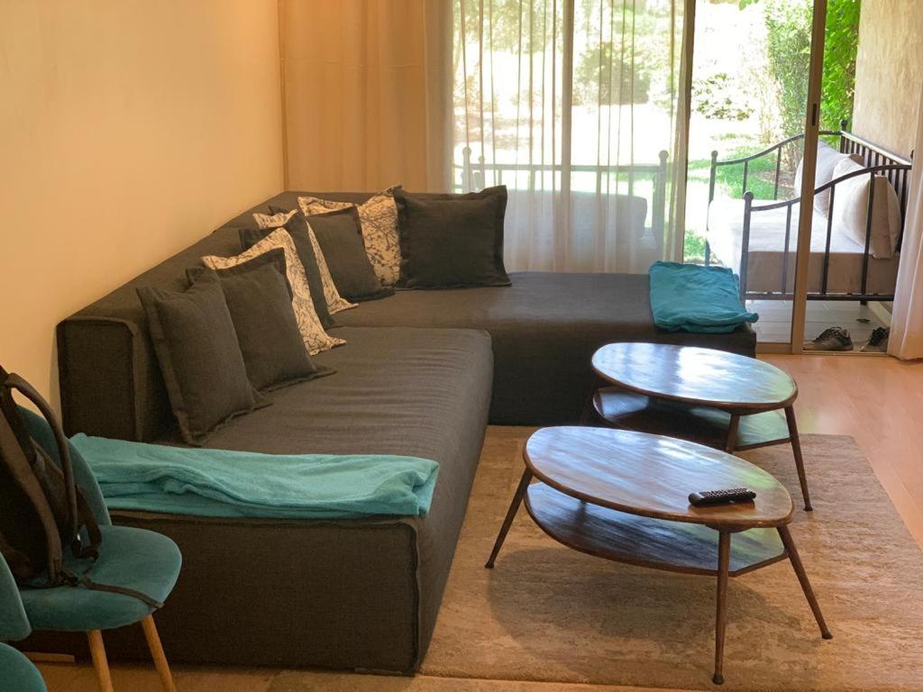 een woonkamer met een bank en een tafel bij Prestigia appartement opale in Marrakesh