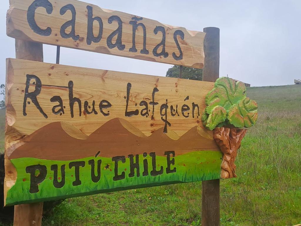 普圖的住宿－Cabañas Rahue Lafquen，一个标语,说香蕉沙尼沙尼沙尼撒尼撒尼的电器花园把孩子弄成一团