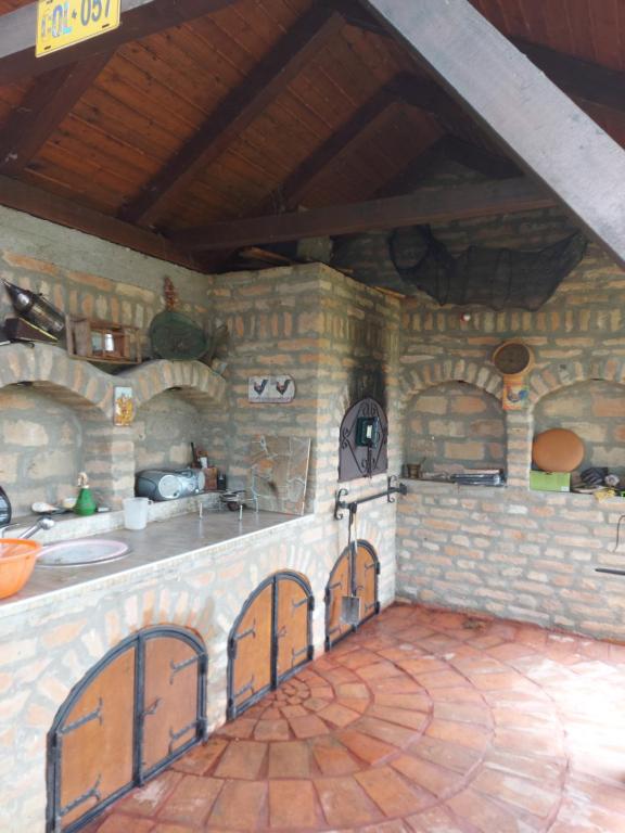 un modello di cucina in una casa di Kuca na Savi - Stari hrast a Vladimirci