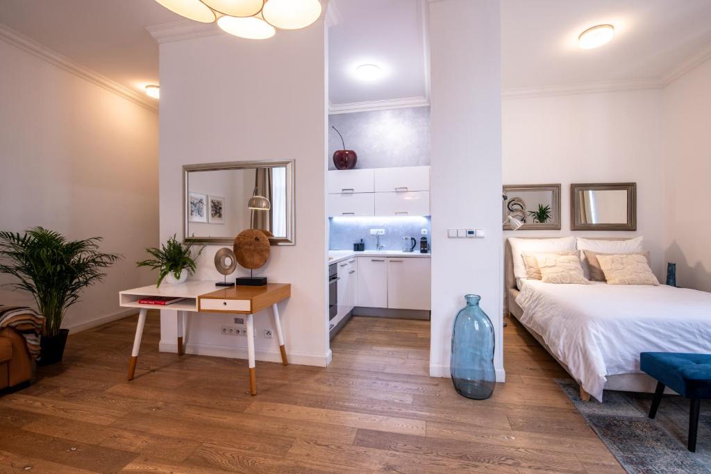 Łóżko lub łóżka w pokoju w obiekcie Modern Downtown APT - renovated, on ideal location