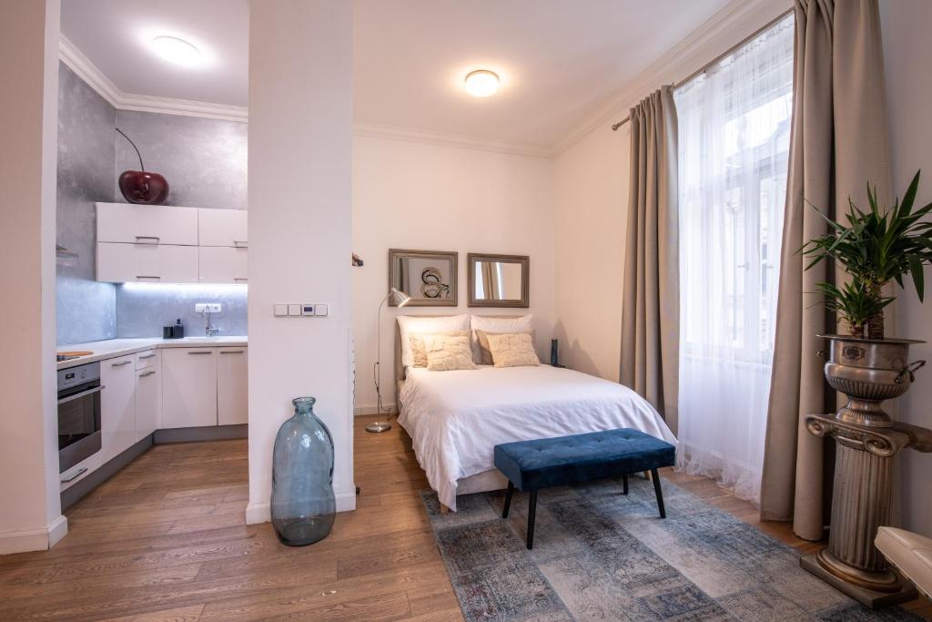 Łóżko lub łóżka w pokoju w obiekcie Modern Downtown APT - renovated, on ideal location