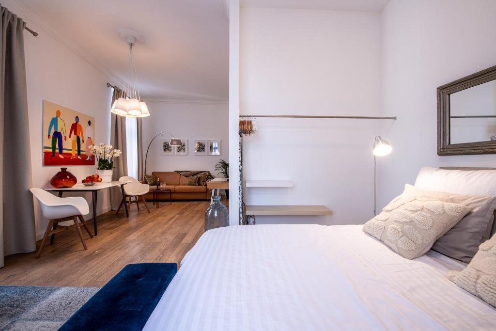 Łóżko lub łóżka w pokoju w obiekcie Modern Downtown APT - renovated, on ideal location