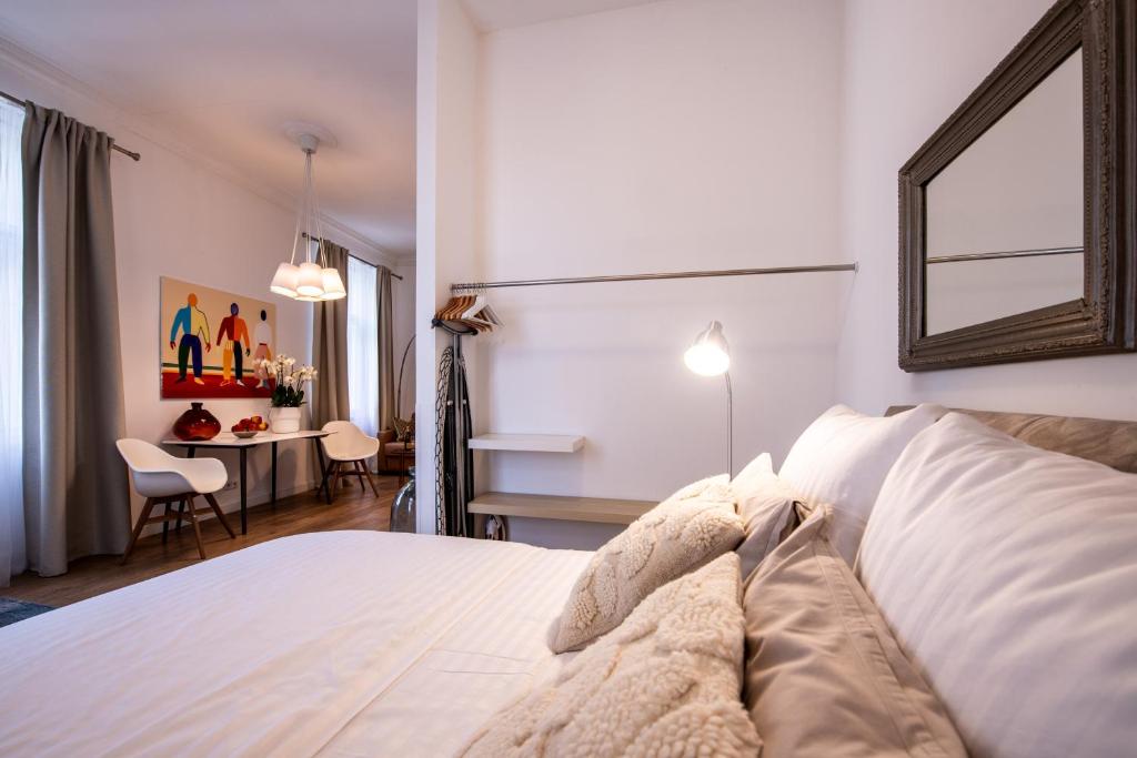 Łóżko lub łóżka w pokoju w obiekcie Modern Downtown APT - renovated, on ideal location