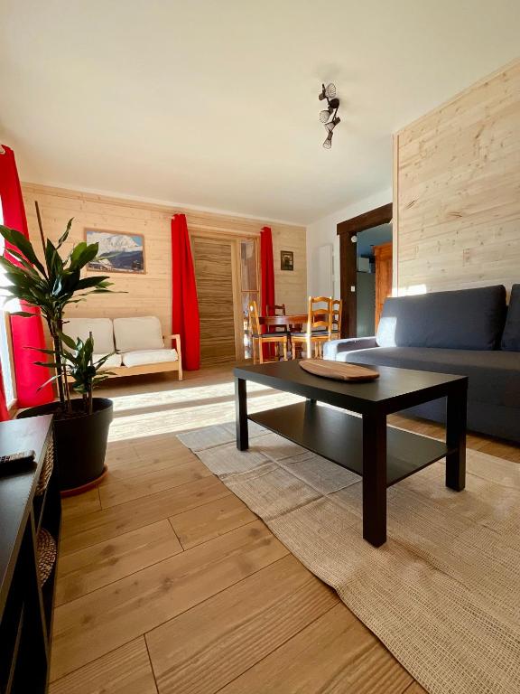 un salon avec un canapé et une table basse dans l'établissement Le Refuge de l'Indien Couché, à La Roche-des-Arnauds