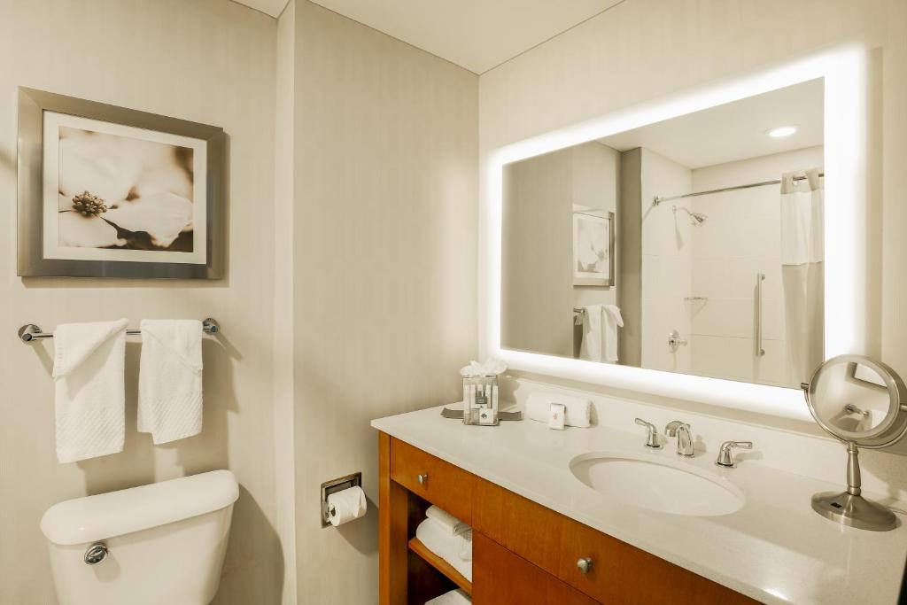 DoubleTree by Hilton Atlanta Airport - Großer Eckking -Zimmer