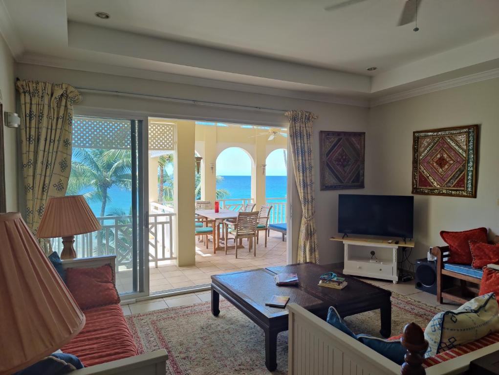 sala de estar con vistas al océano en Queen Angel Suite. Stunning Apartment on Grafton Beach with Direct Beach Access en Black Rock