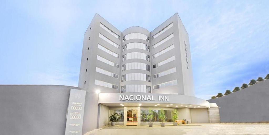 um grande edifício branco com uma placa que lê estalagem regional em Hotel Nacional Inn Cuiabá em Cuiabá